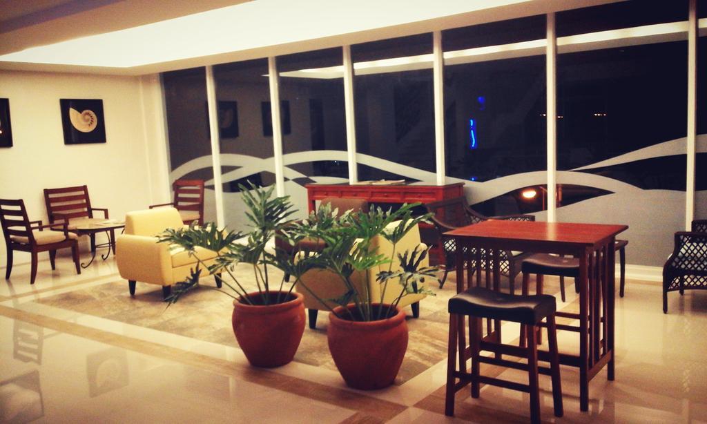 The Reef Hotel And Residences Olongapo Εξωτερικό φωτογραφία