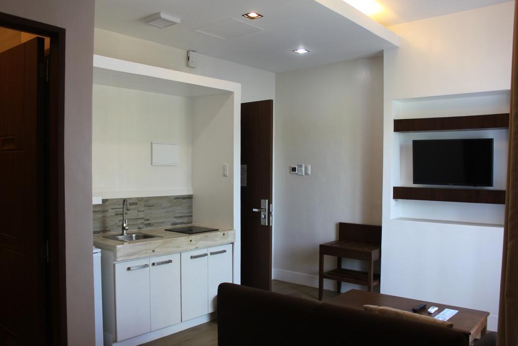 The Reef Hotel And Residences Olongapo Εξωτερικό φωτογραφία