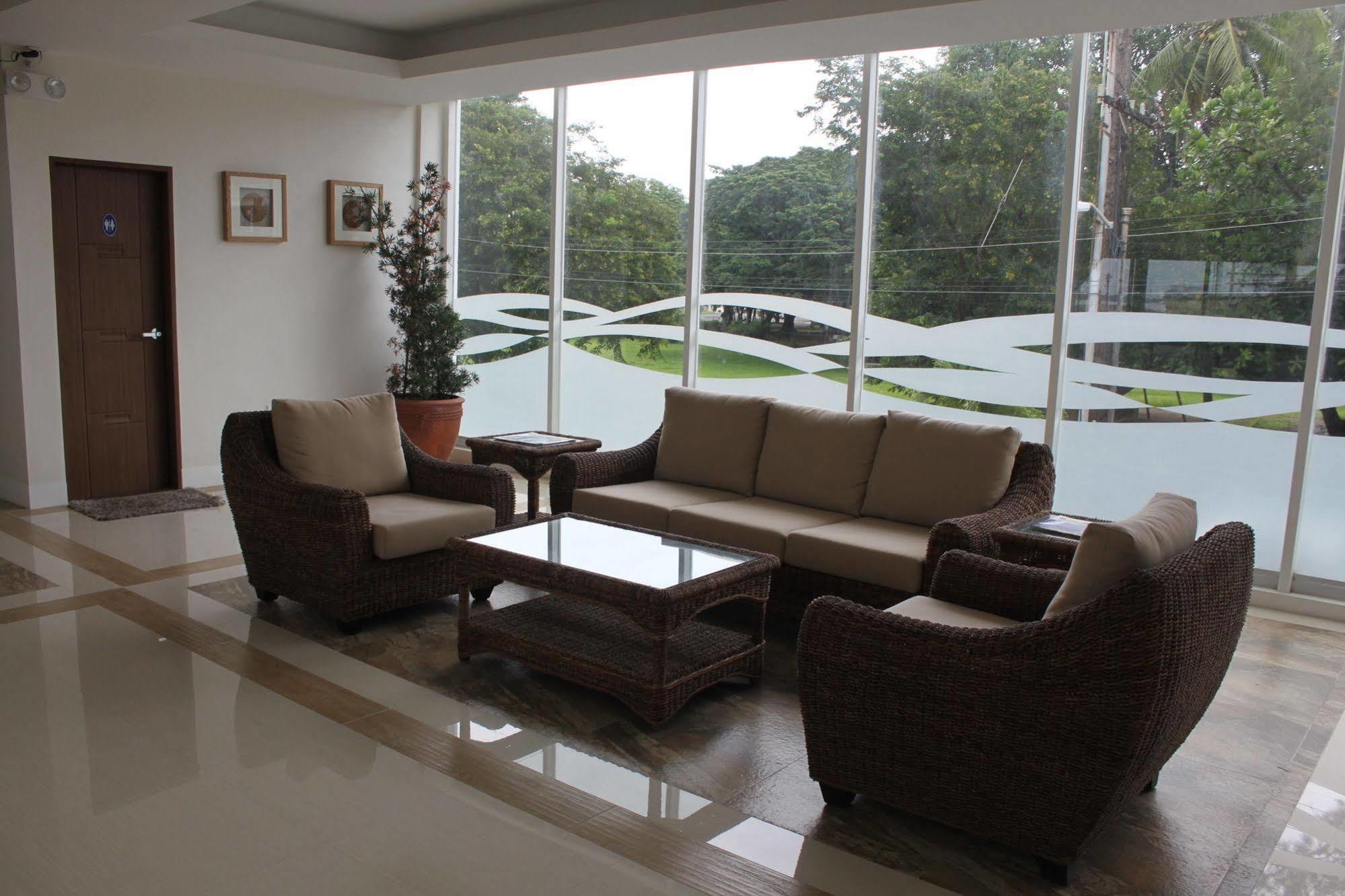 The Reef Hotel And Residences Olongapo Εξωτερικό φωτογραφία