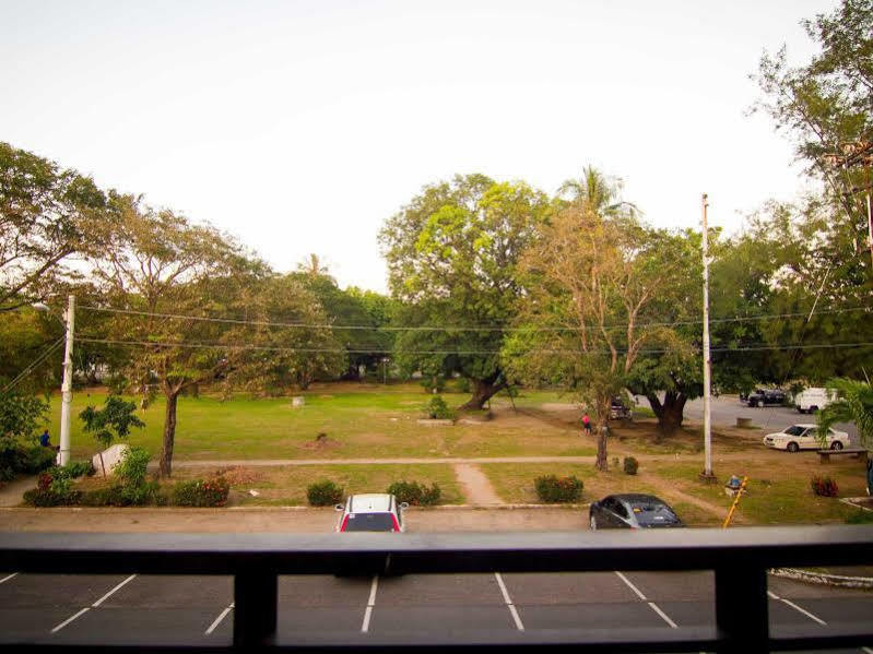 The Reef Hotel And Residences Olongapo Εξωτερικό φωτογραφία