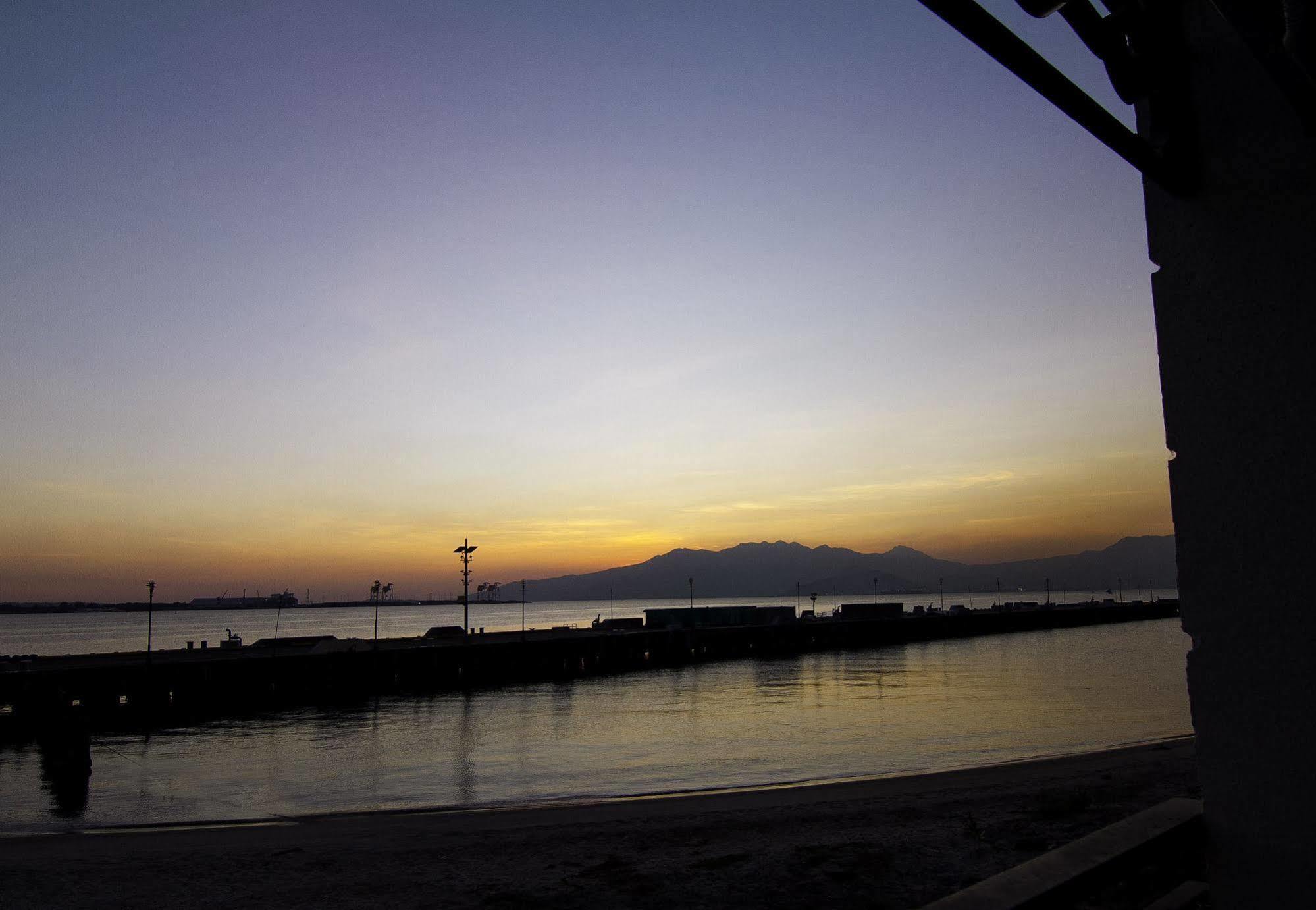 The Reef Hotel And Residences Olongapo Εξωτερικό φωτογραφία