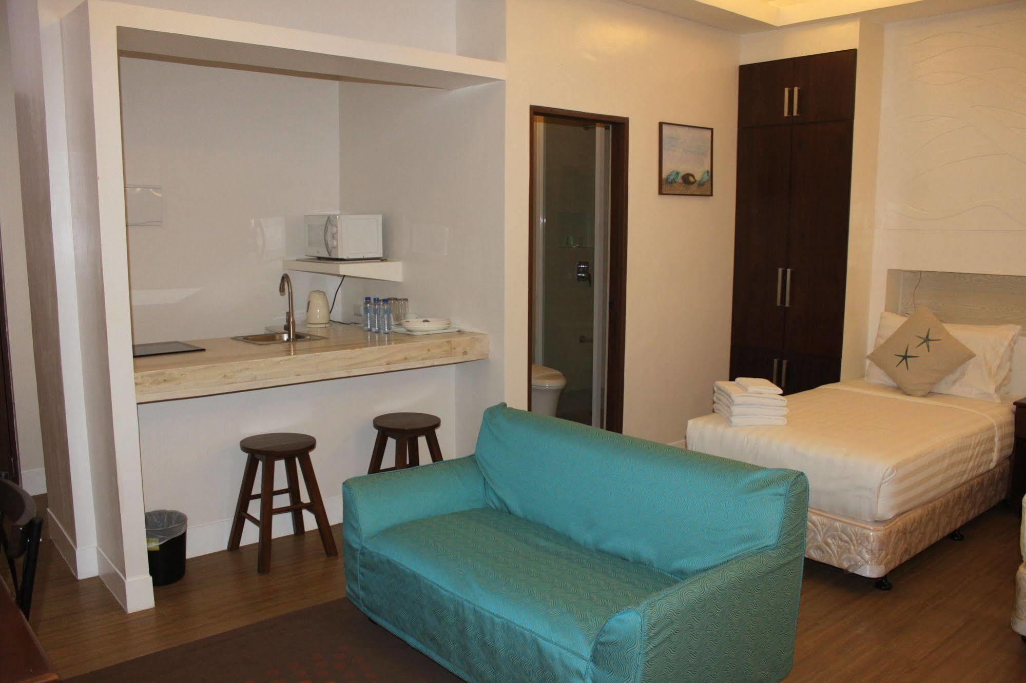 The Reef Hotel And Residences Olongapo Εξωτερικό φωτογραφία