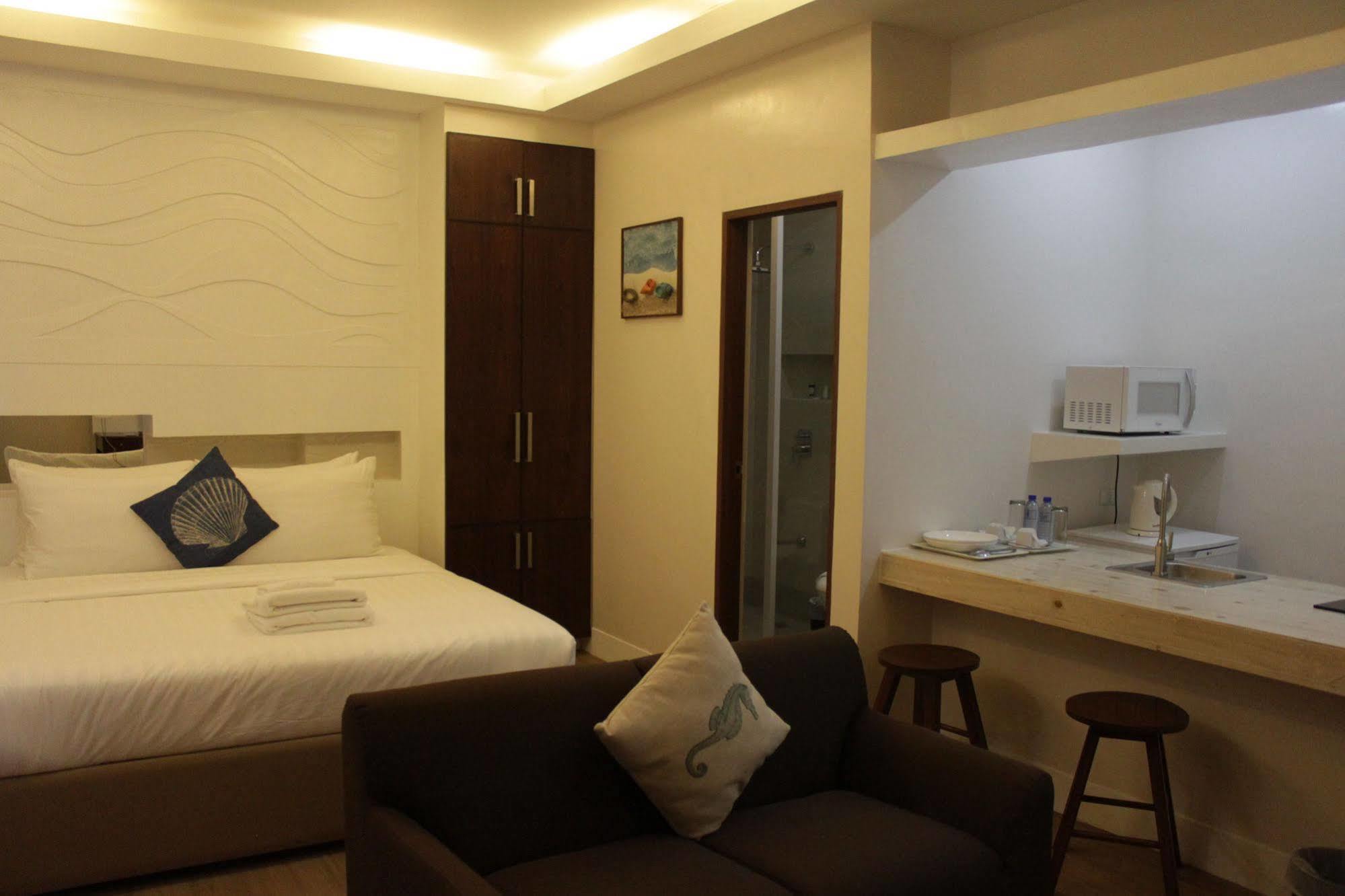 The Reef Hotel And Residences Olongapo Εξωτερικό φωτογραφία