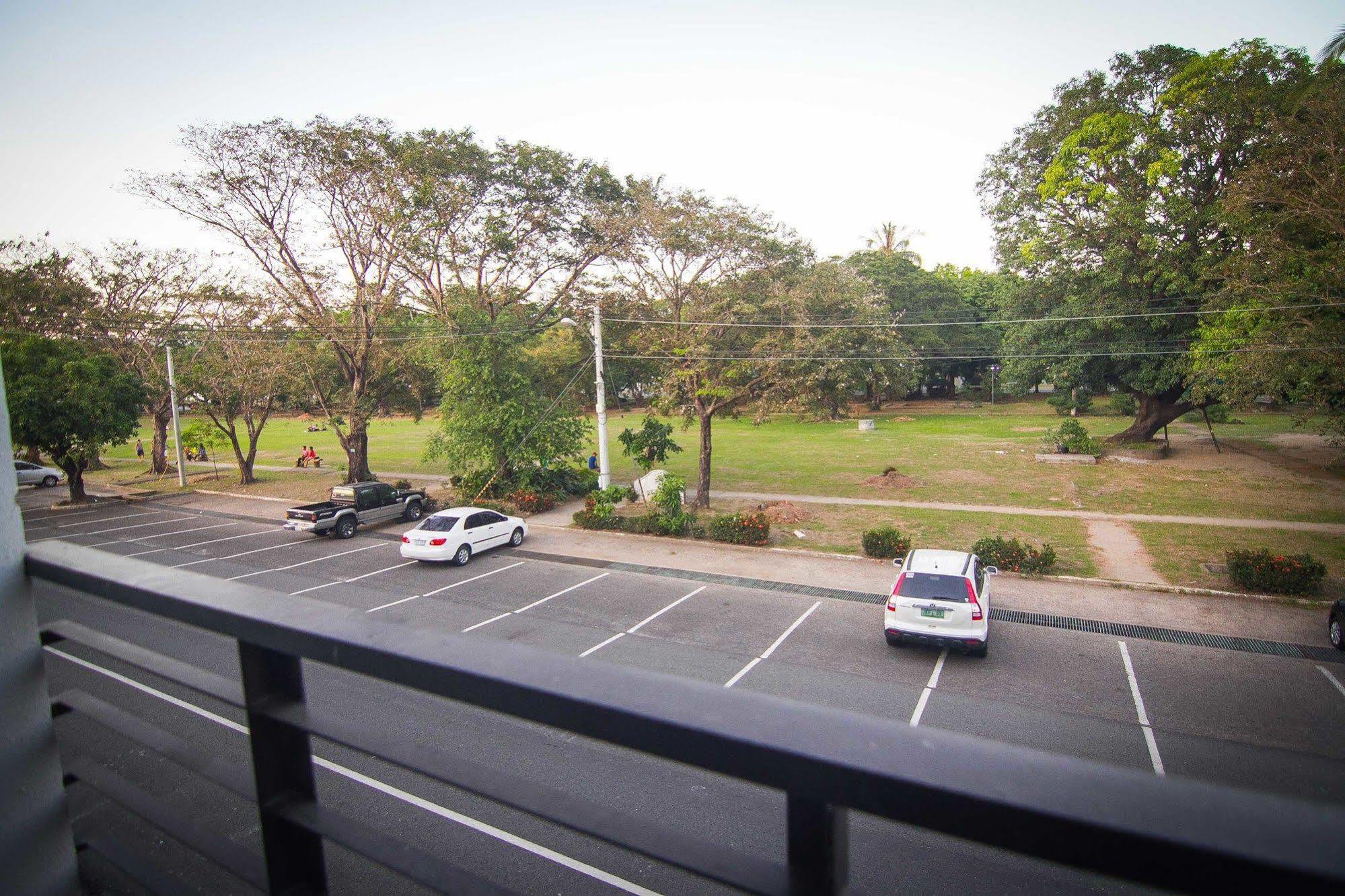 The Reef Hotel And Residences Olongapo Εξωτερικό φωτογραφία