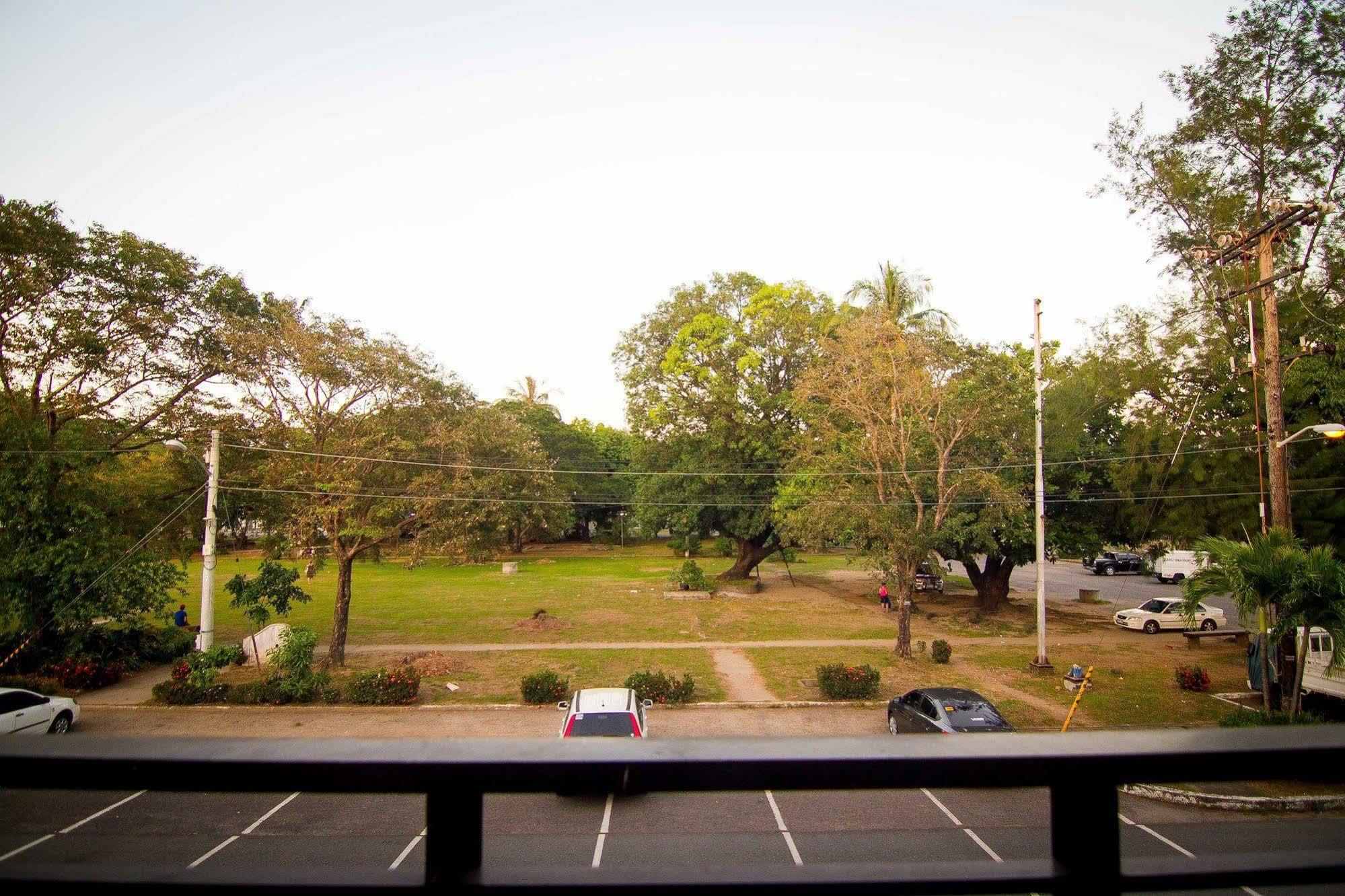 The Reef Hotel And Residences Olongapo Εξωτερικό φωτογραφία